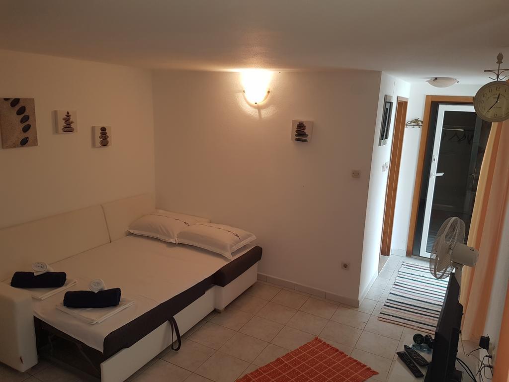 Apartments Lovric - 30 Meters To The Beach Trogir Exterior photo